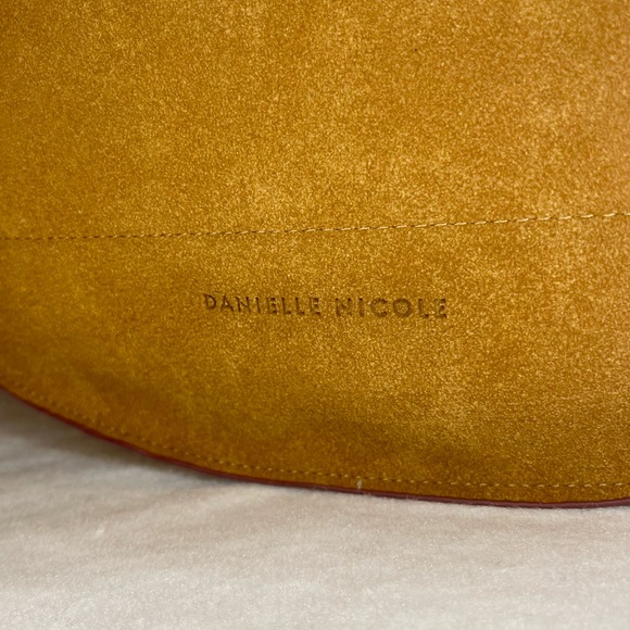 Danielle Nicole Disney Box Lunch Pocahontas Tote Purse 🤎 - Picture 4 of 9